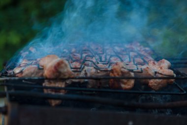 şiş ve ızgara üzerinde kömür arka plan