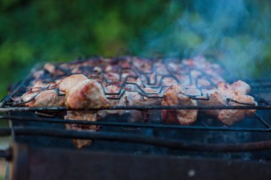 şiş ve ızgara üzerinde kömür arka plan