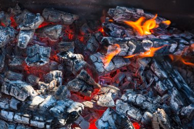 alev arka plan ile kebap için kömürler