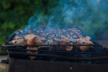 şiş ve ızgara üzerinde kömür arka plan