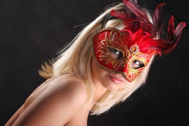 Siyah arka planda kırmızı-sarı Venedik maskeli sarışın