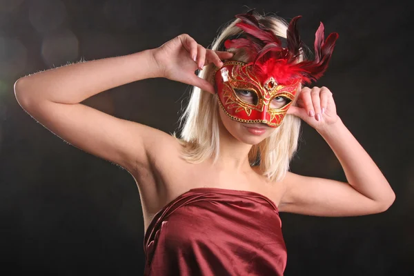 Blonda Flörtar Den Venetianska Masken Svart Bakgrund — Stockfoto