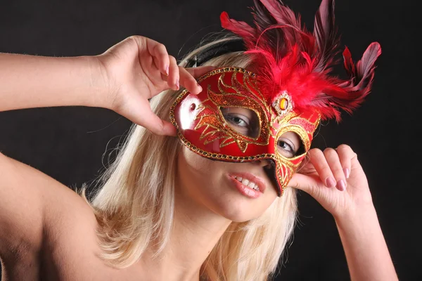 Blonda Flörtar Den Venetianska Masken Svart Bakgrund — Stockfoto