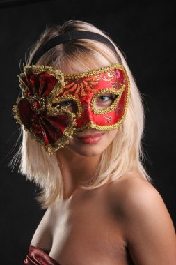 Siyah arka planda Venedik maskeli sarışın flört ediyor.