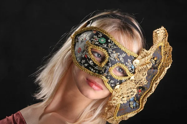 Blondine Flirtet Der Venezianischen Maske Auf Schwarzem Hintergrund — Stockfoto