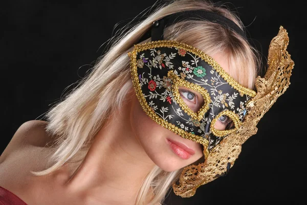 Blondine Flirtet Der Venezianischen Maske Auf Schwarzem Hintergrund — Stockfoto