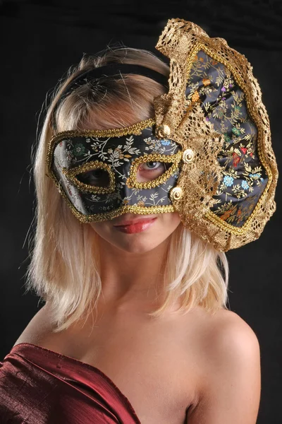 Blonda Flörtar Den Venetianska Masken Svart Bakgrund — Stockfoto