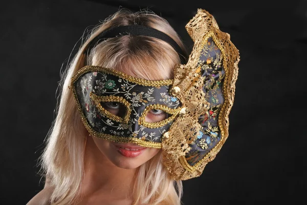 Blonda Flörtar Den Venetianska Masken Svart Bakgrund — Stockfoto