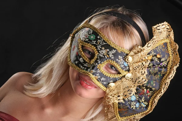 Blonda Flörtar Den Venetianska Masken Svart Bakgrund — Stockfoto