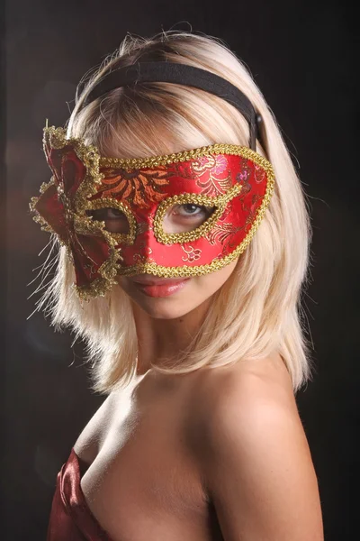 Blondine Flirtet Der Venezianischen Maske Auf Schwarzem Hintergrund — Stockfoto