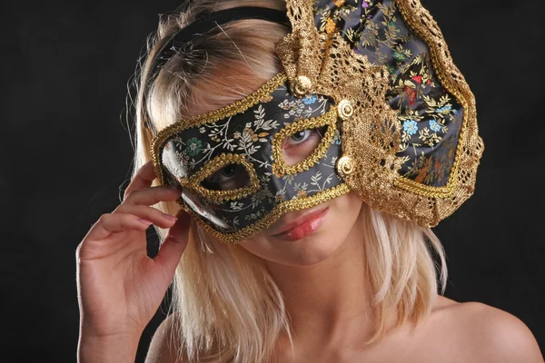 Blonda Flörtar Den Venetianska Masken Svart Bakgrund — Stockfoto