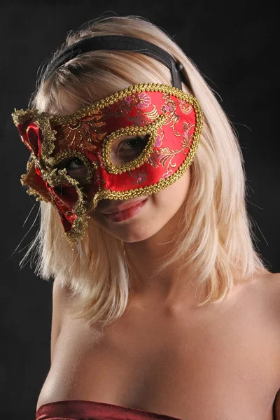 Blondine Flirtet Der Venezianischen Maske Auf Schwarzem Hintergrund — Stockfoto