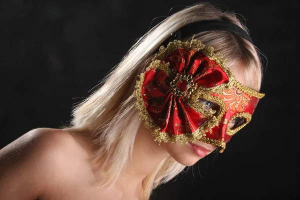 Dívka Benátské Masky Černém Pozadí — Stock fotografie