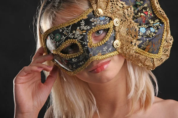 Blondine Flirtet Der Venezianischen Maske Auf Schwarzem Hintergrund — Stockfoto