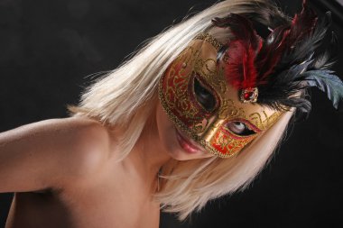 Siyah arka planda Venedik maskeli kızın yüzündeki duygular.