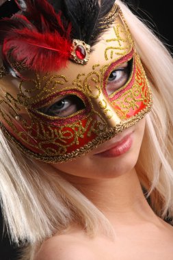 Siyah arka planda Venedik maskeli kızın yüzündeki duygular.