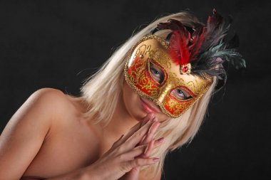 Siyah arka planda Venedik maskeli kızın yüzündeki duygular.