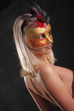 Siyah arka planda Venedik maskeli kızın yüzündeki duygular.