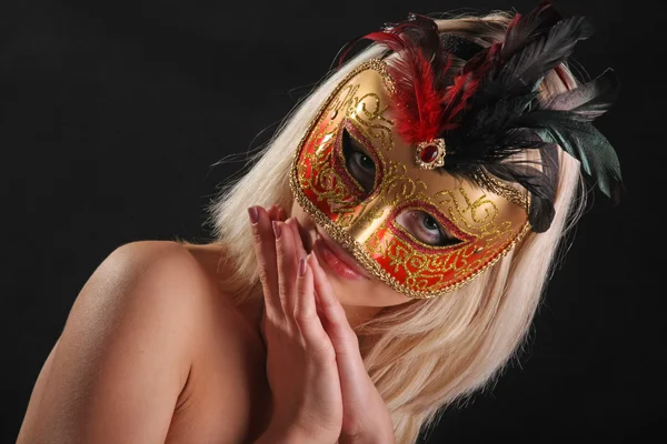Émotions Sur Visage Fille Dans Masque Vénitien Sur Fond Noir — Photo