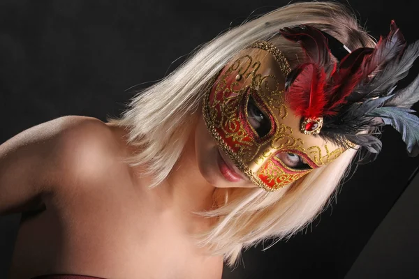 Emotionen Gesicht Des Mädchens Der Venezianischen Maske Auf Schwarzem Hintergrund — Stockfoto