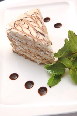 Naneli bir tabakta nefis bir kek.