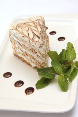 Naneli bir tabakta nefis bir kek.