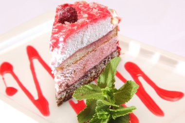 Meyveli kremalı yoğurtlu pasta.