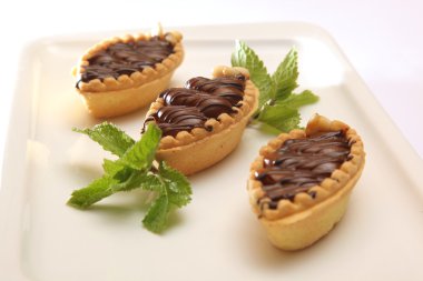 Tabakta kayık şeklinde bir pasta.