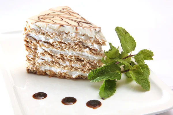 Leckeres Stück Kuchen Auf Einem Teller Mit Minze — Stockfoto