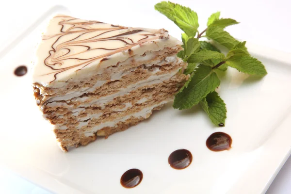 Leckeres Stück Kuchen Auf Einem Teller Mit Minze — Stockfoto