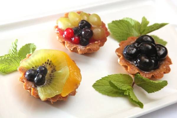 Körbe Mit Obst Und Minze Auf Teller — Stockfoto