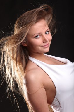 Rüzgarda gelişen siyah arka plandaki saçlar.