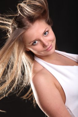 Rüzgarda gelişen siyah arka plandaki saçlar.