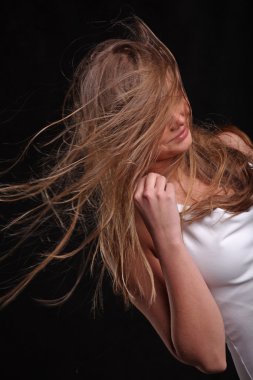 Rüzgarda gelişen siyah arka plandaki saçlar.