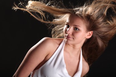 Rüzgarda gelişen siyah arka plandaki saçlar.