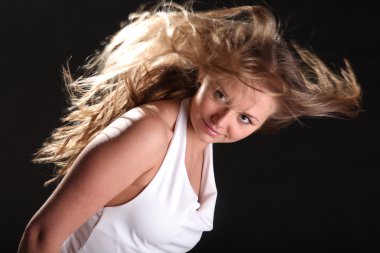 Rüzgarda gelişen siyah arka plandaki saçlar.