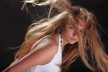 Rüzgarda gelişen siyah arka plandaki saçlar.