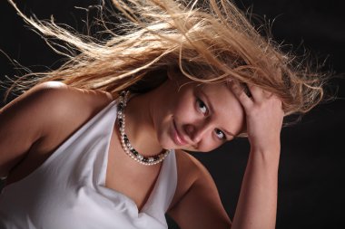 Rüzgarda gelişen siyah arka plandaki saçlar.