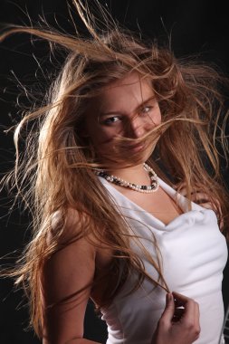 Rüzgarda gelişen siyah arka plandaki saçlar.