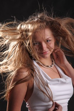 Rüzgarda gelişen siyah arka plandaki saçlar.