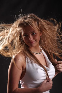 Rüzgarda gelişen siyah arka plandaki saçlar.