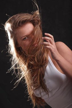 Rüzgarda gelişen siyah arka plandaki saçlar.