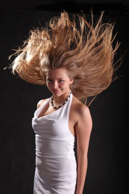 Rüzgarda gelişen siyah arka plandaki saçlar.