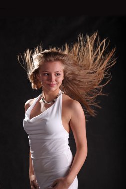 Rüzgarda gelişen siyah arka plandaki saçlar.