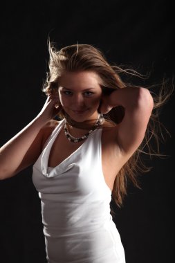 Rüzgarda gelişen siyah arka plandaki saçlar.