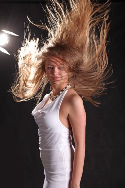 Rüzgarda gelişen siyah arka plandaki saçlar.