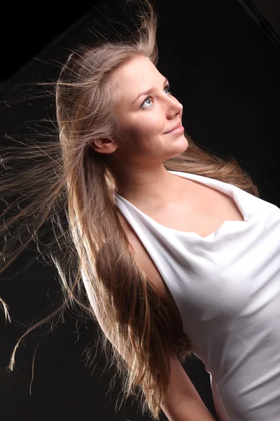 Mädchen Mit Haaren Wind Auf Schwarzem Hintergrund — Stockfoto