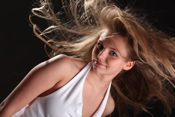 Développant Dans Vent Les Cheveux Sur Fond Noir — Photo