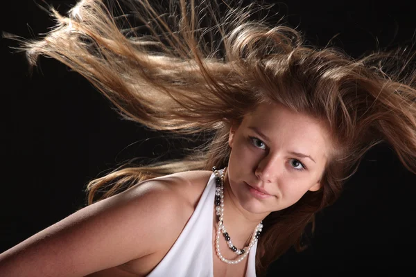 Desarrollando Viento Cabello Sobre Fondo Negro — Foto de Stock