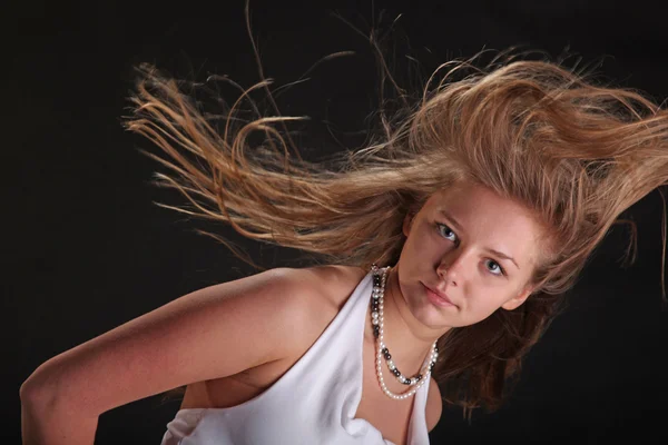 Sviluppando Nel Vento Capelli Sfondo Nero — Foto Stock